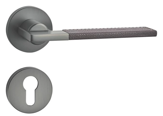 Z02164 Zinc alloy lever lock with leather trim